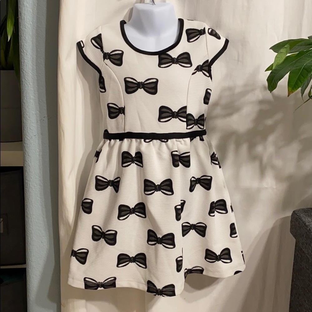 *10% off /2+* Girls kid black & white dress size 6